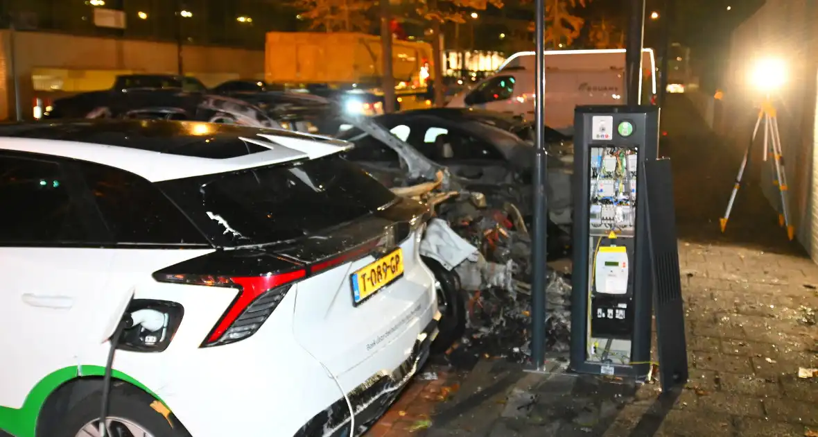 Autobrand na explosie bij elektrische auto - Foto 14