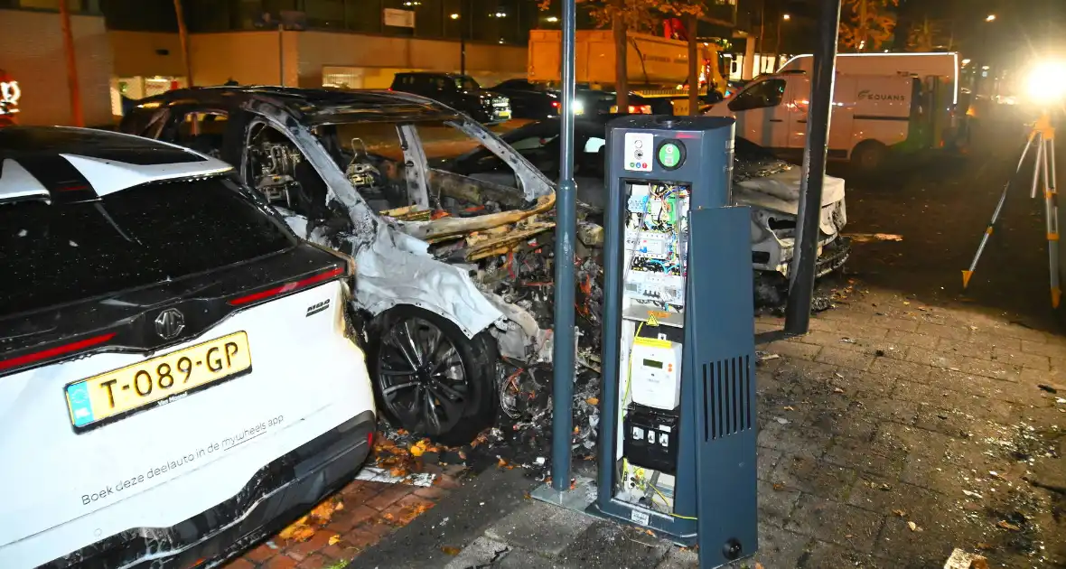 Autobrand na explosie bij elektrische auto - Foto 15