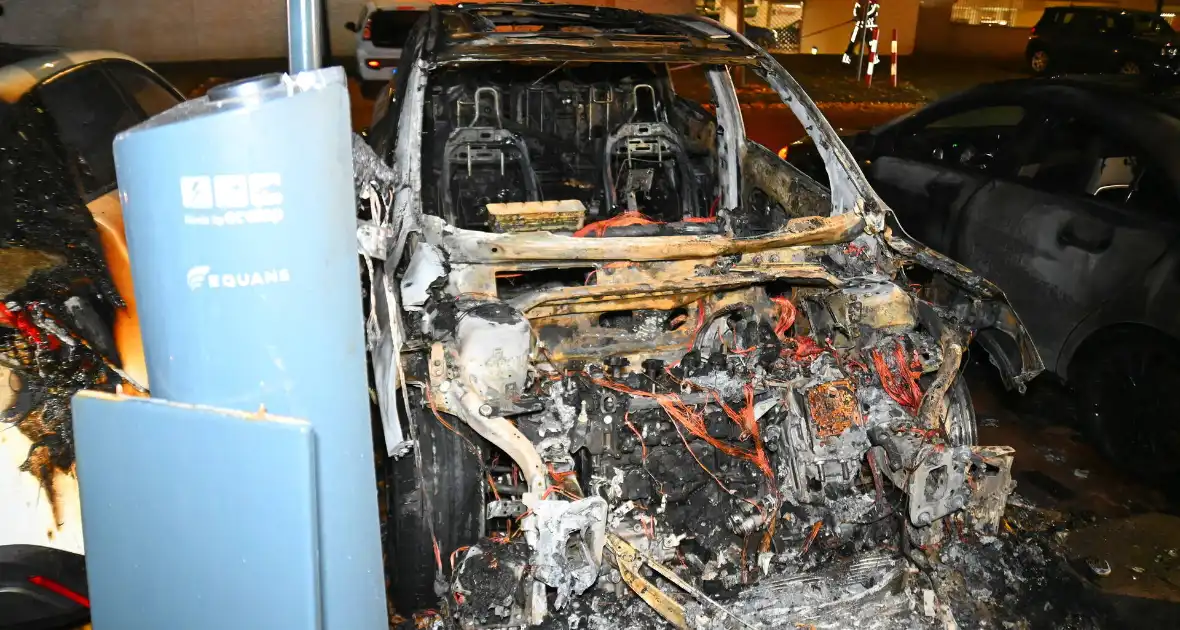 Autobrand na explosie bij elektrische auto - Foto 16