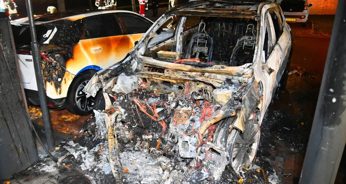 Autobrand na explosie bij elektrische auto - Foto 17