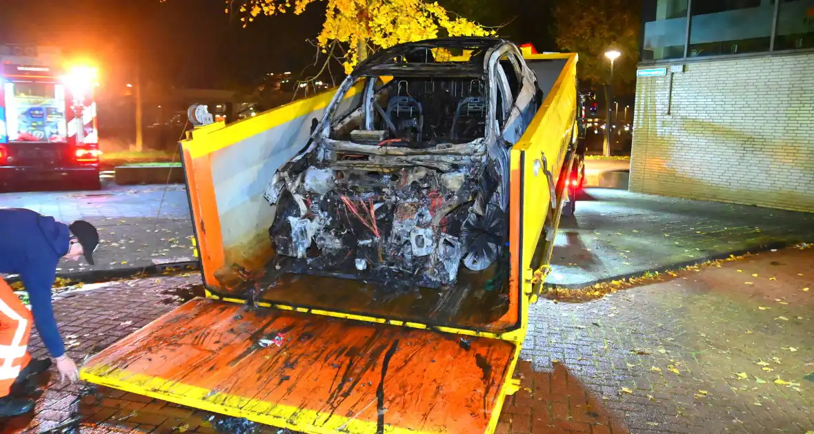 Autobrand na explosie bij elektrische auto - Foto 24