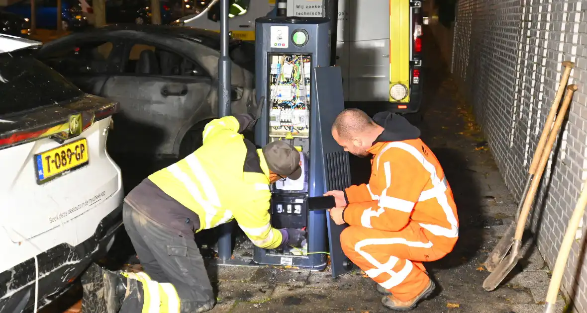 Autobrand na explosie bij elektrische auto - Foto 28