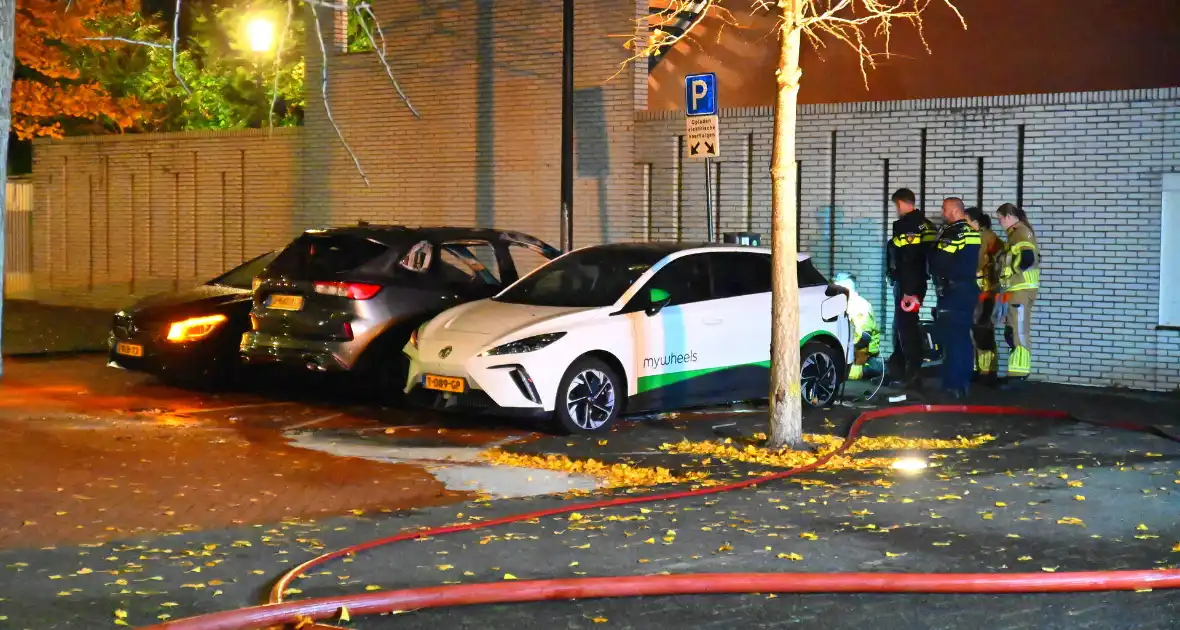 Autobrand na explosie bij elektrische auto - Foto 3