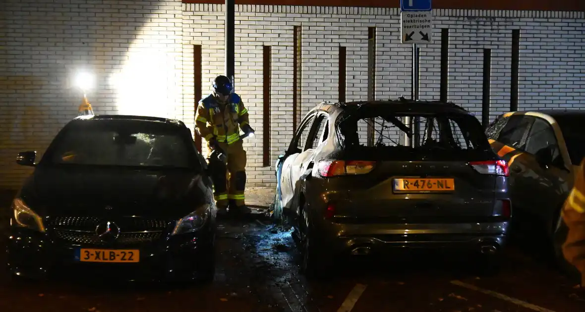 Autobrand na explosie bij elektrische auto - Foto 6