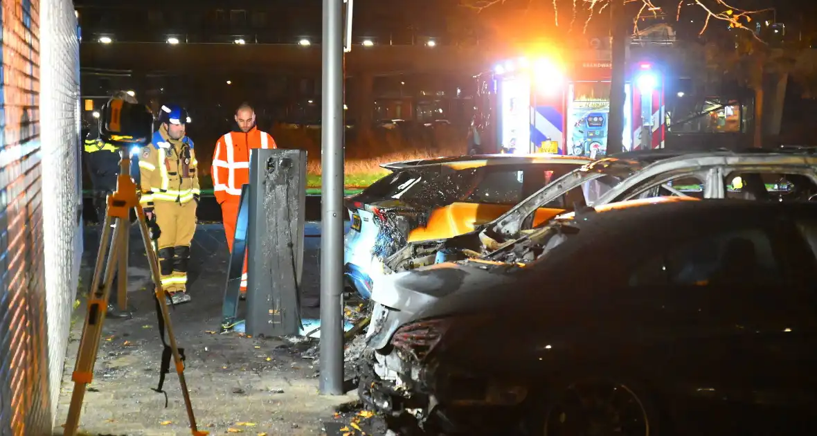 Autobrand na explosie bij elektrische auto - Foto 7