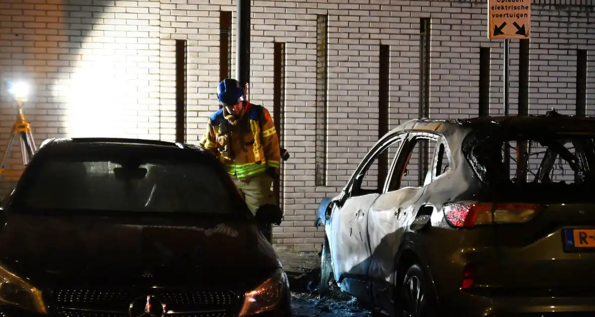 Autobrand na explosie bij elektrische auto - Foto 8