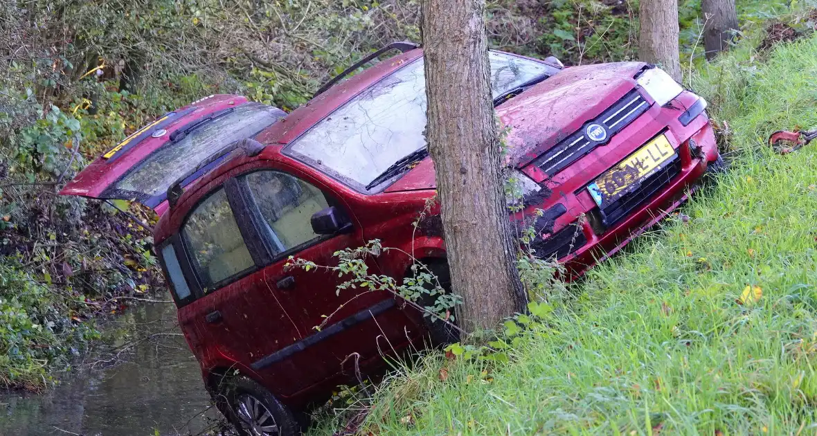 Bestuurster gewond nadat deze met auto te water raakt