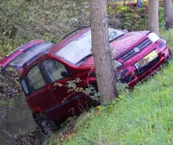 Bestuurster gewond nadat deze met auto te water raakt