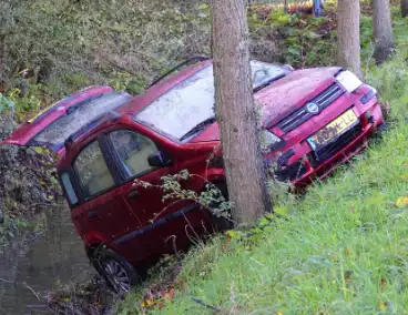 Bestuurster gewond nadat deze met auto te water raakt