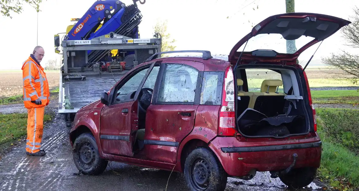 Bestuurster gewond nadat deze met auto te water raakt - Foto 1