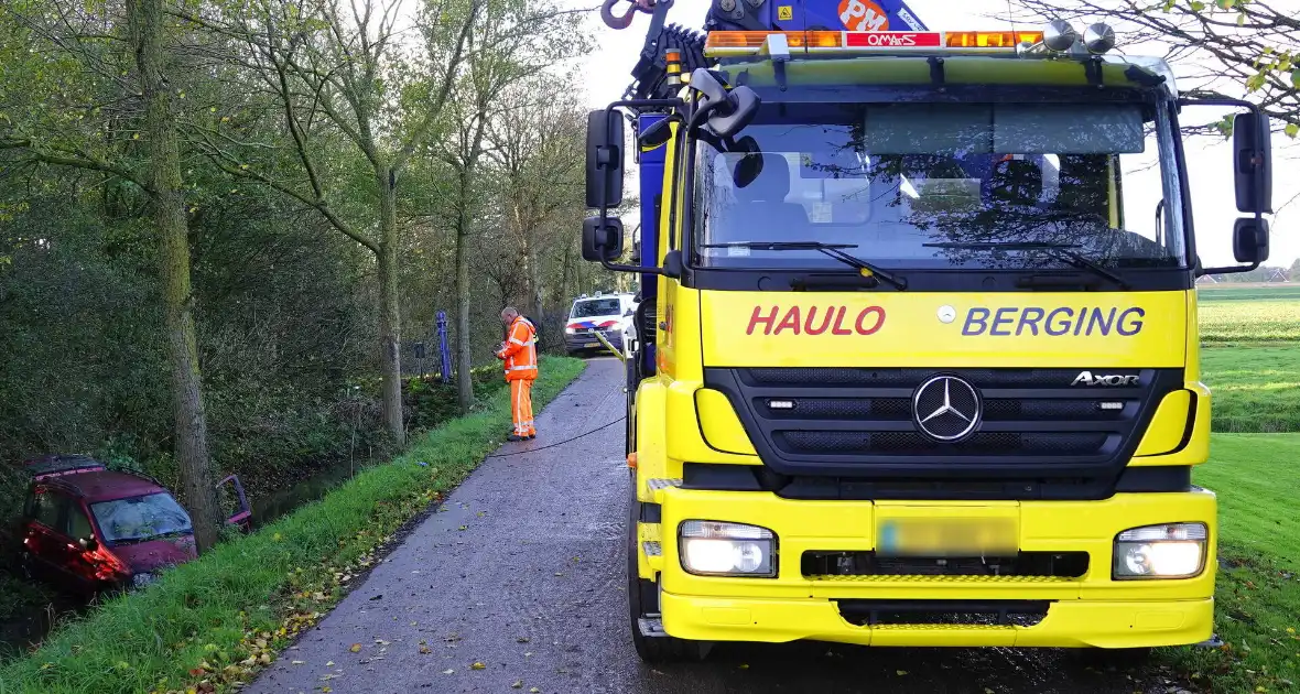 Bestuurster gewond nadat deze met auto te water raakt - Foto 2