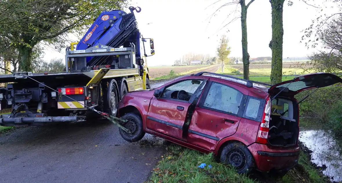 Bestuurster gewond nadat deze met auto te water raakt - Foto 3