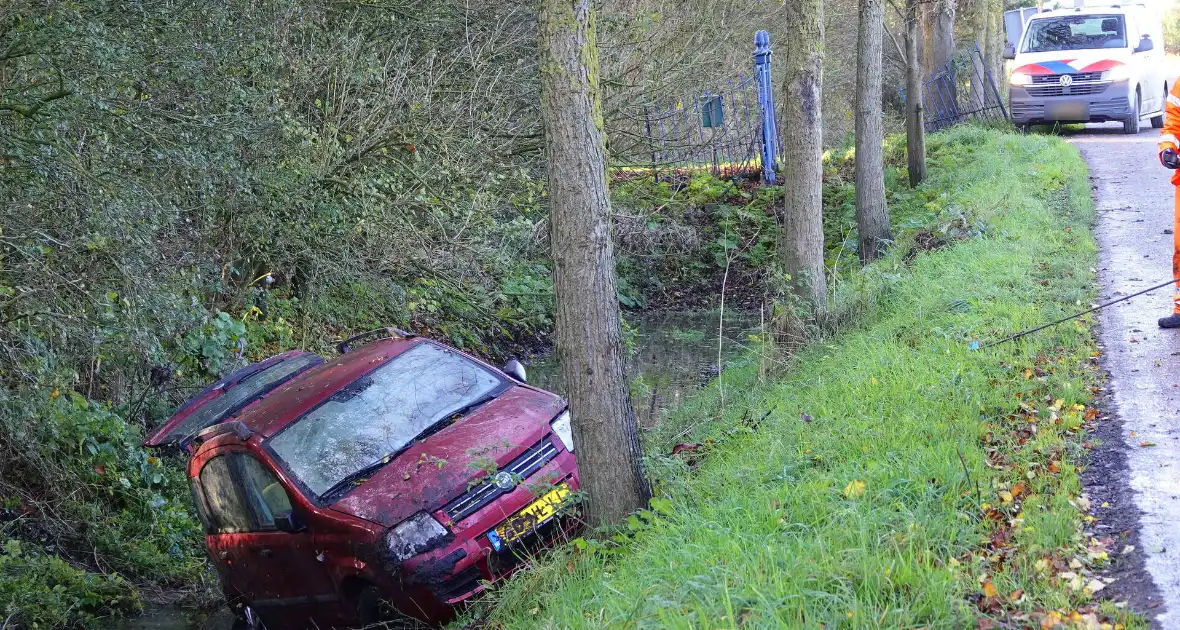 Bestuurster gewond nadat deze met auto te water raakt - Foto 4