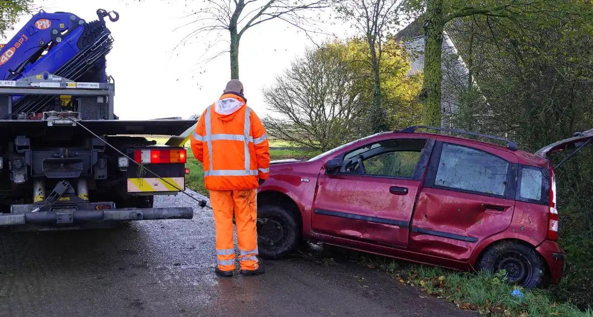 Bestuurster gewond nadat deze met auto te water raakt - Foto 5