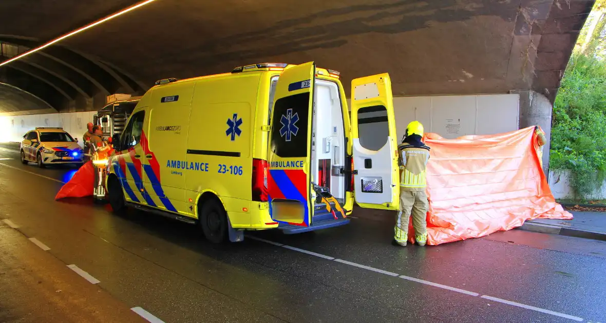 Fietser aangereden door veegwagen - Foto 4