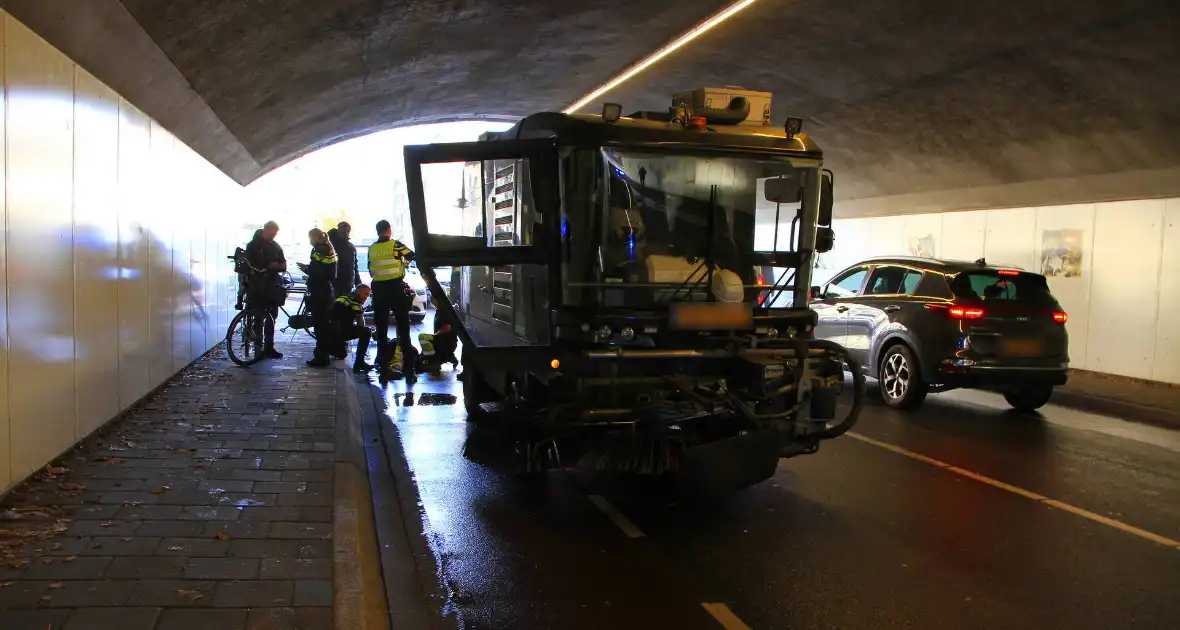 Fietser aangereden door veegwagen - Foto 7