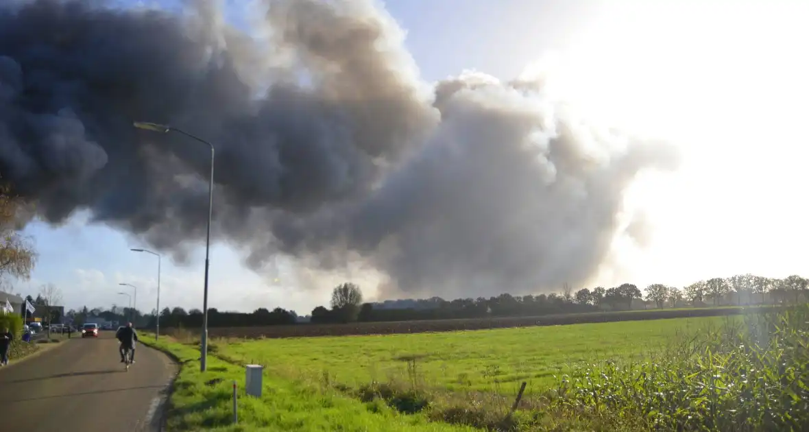 Hulpdiensten groots ingezet voor brand - Foto 1