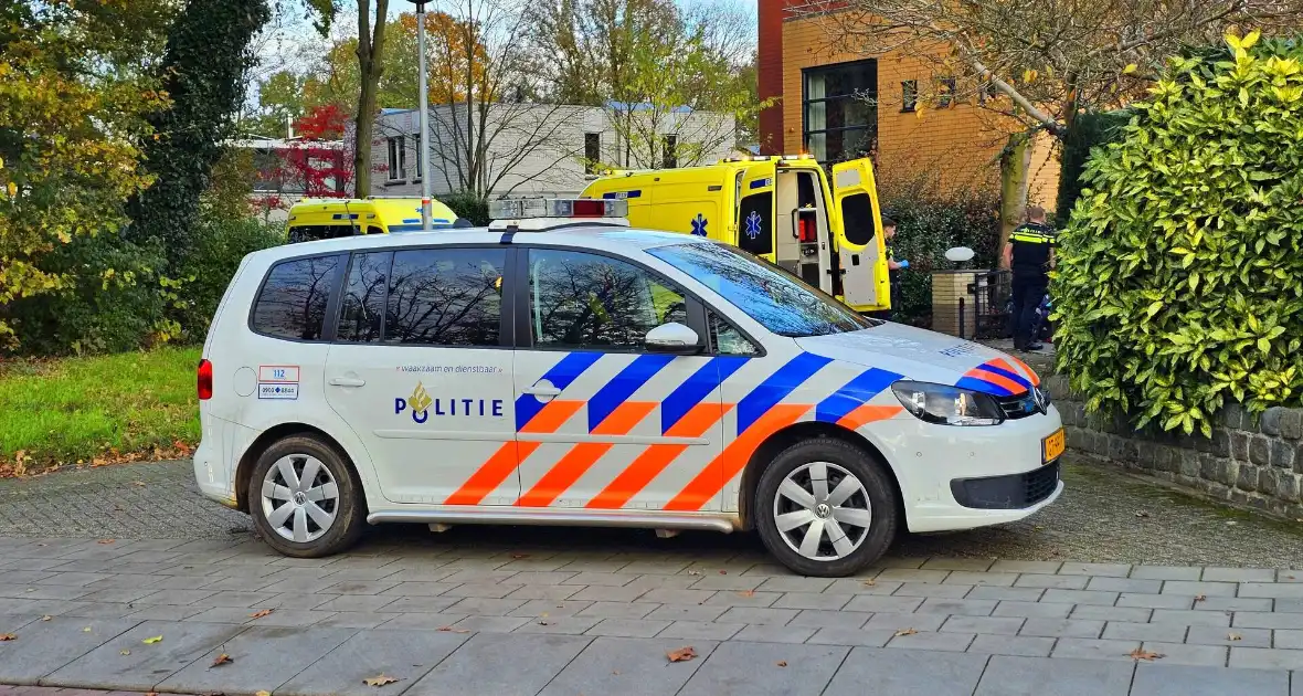 Brandweer assisteert bij medisch incident op straat - Foto 1