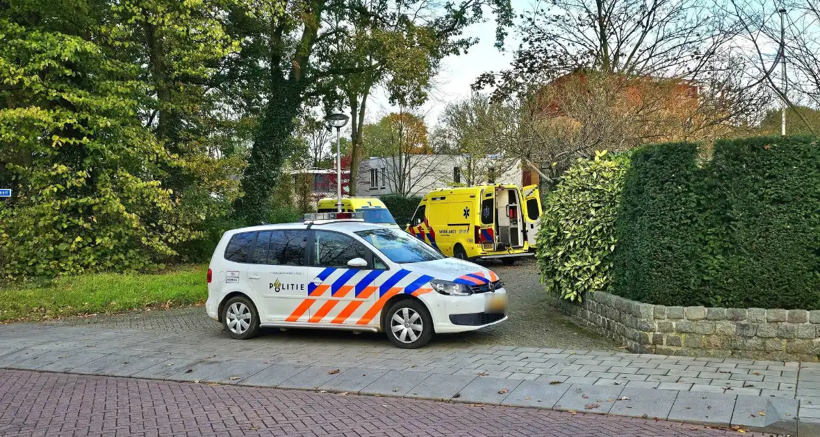 Brandweer assisteert bij medisch incident op straat - Foto 2