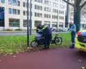 Persoon op bakfiets glijdt onderuit door bladeren op fietspad