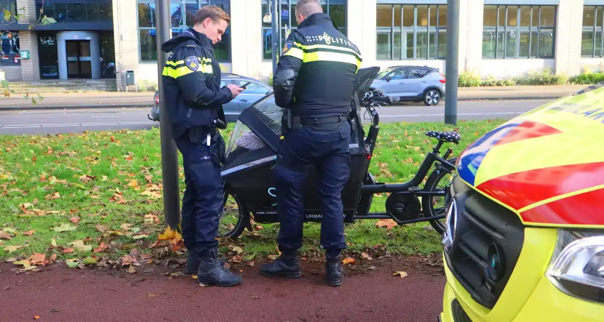 Persoon op bakfiets glijdt onderuit door bladeren op fietspad - Foto 1