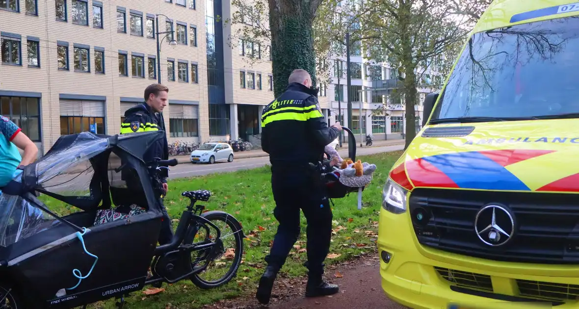 Persoon op bakfiets glijdt onderuit door bladeren op fietspad - Foto 2