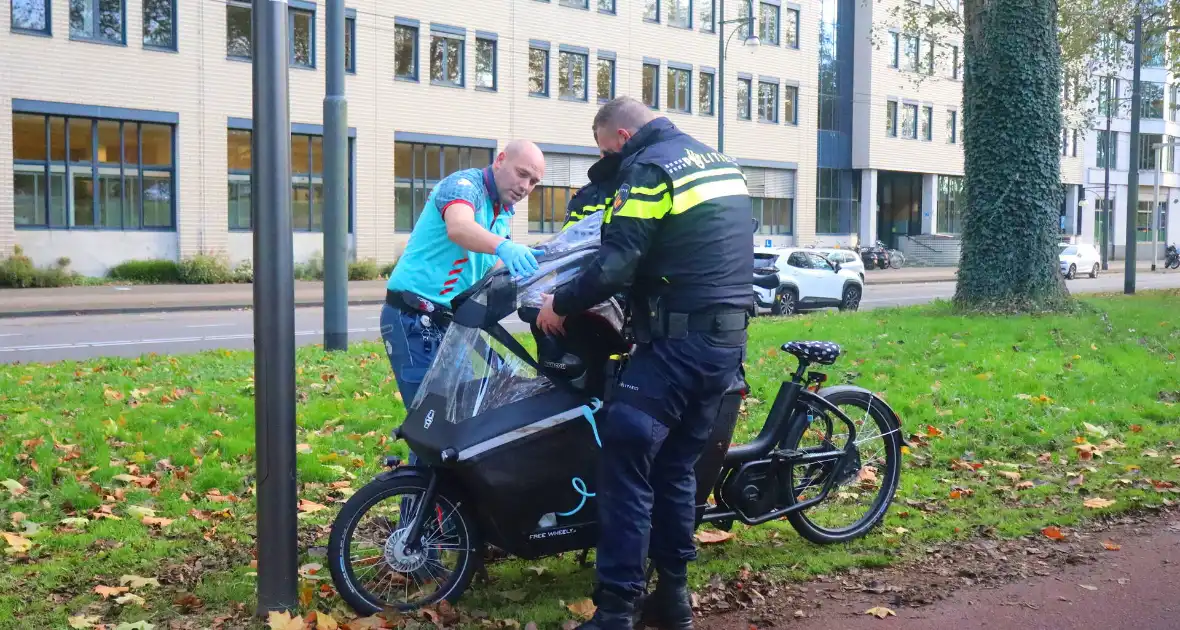 Persoon op bakfiets glijdt onderuit door bladeren op fietspad - Foto 3