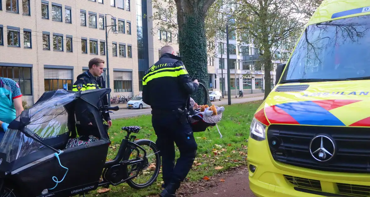 Persoon op bakfiets glijdt onderuit door bladeren op fietspad - Foto 4