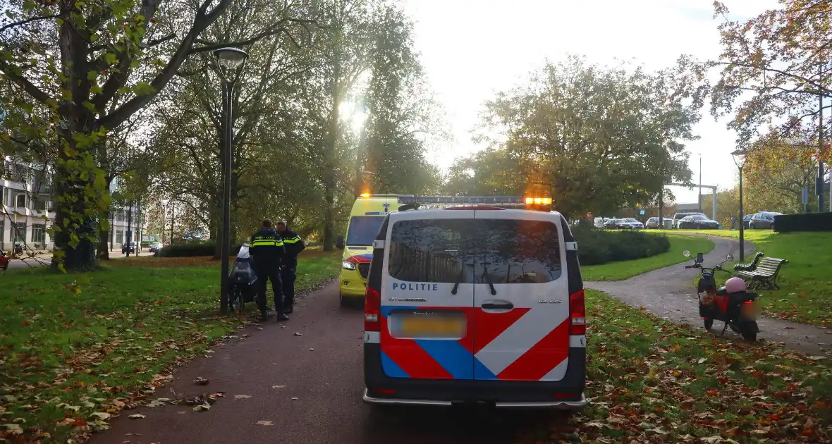 Persoon op bakfiets glijdt onderuit door bladeren op fietspad - Foto 5