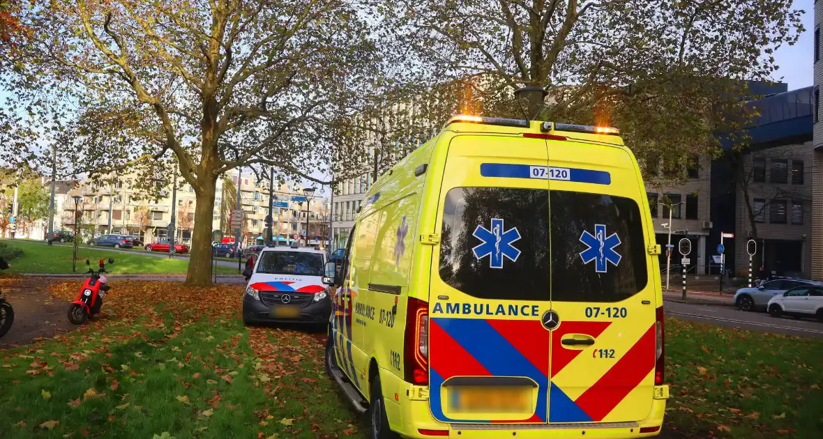 Persoon op bakfiets glijdt onderuit door bladeren op fietspad - Foto 6