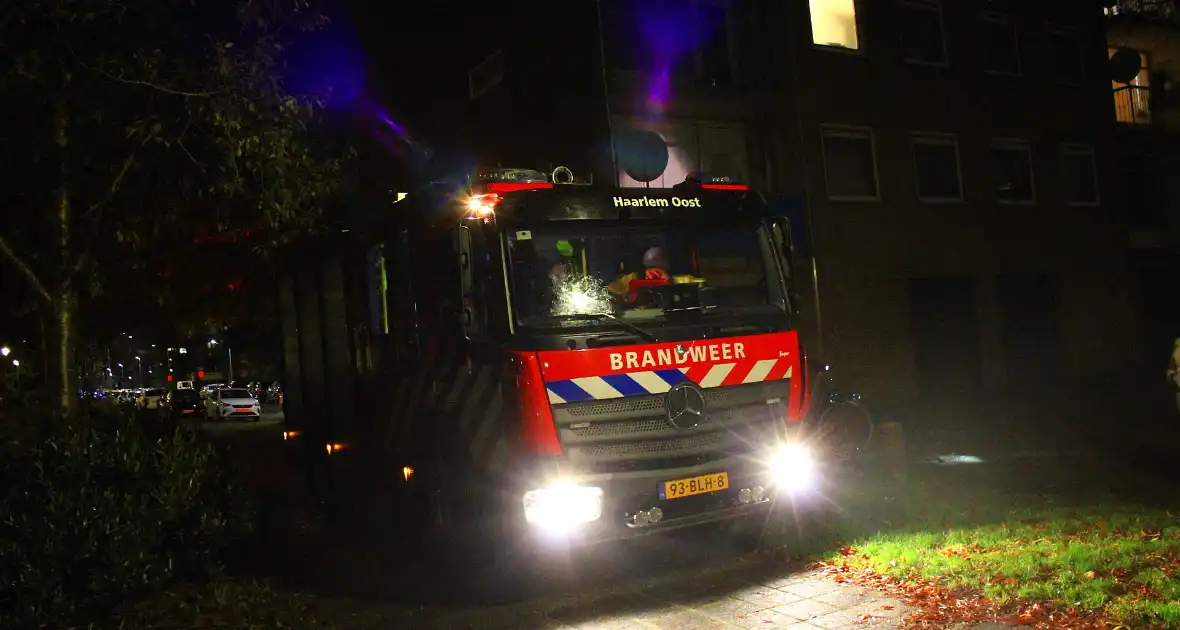 Brand in stapel reclamefolders tegen schoolgebouw - Foto 1