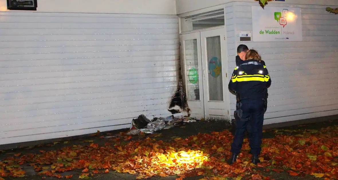 Brand in stapel reclamefolders tegen schoolgebouw - Foto 2