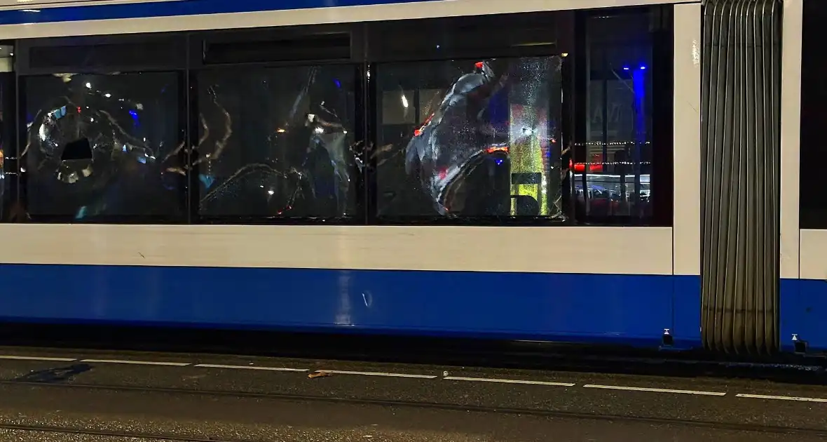 Tram in brand gestoken bij rellen - Foto 10