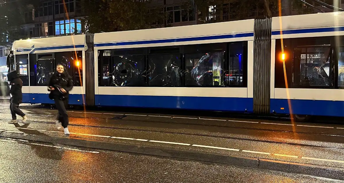 Tram in brand gestoken bij rellen - Foto 11