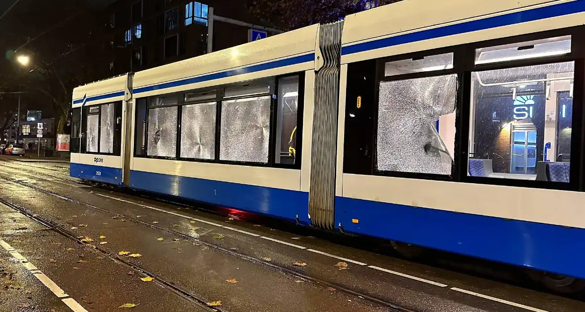 Tram in brand gestoken bij rellen - Foto 3