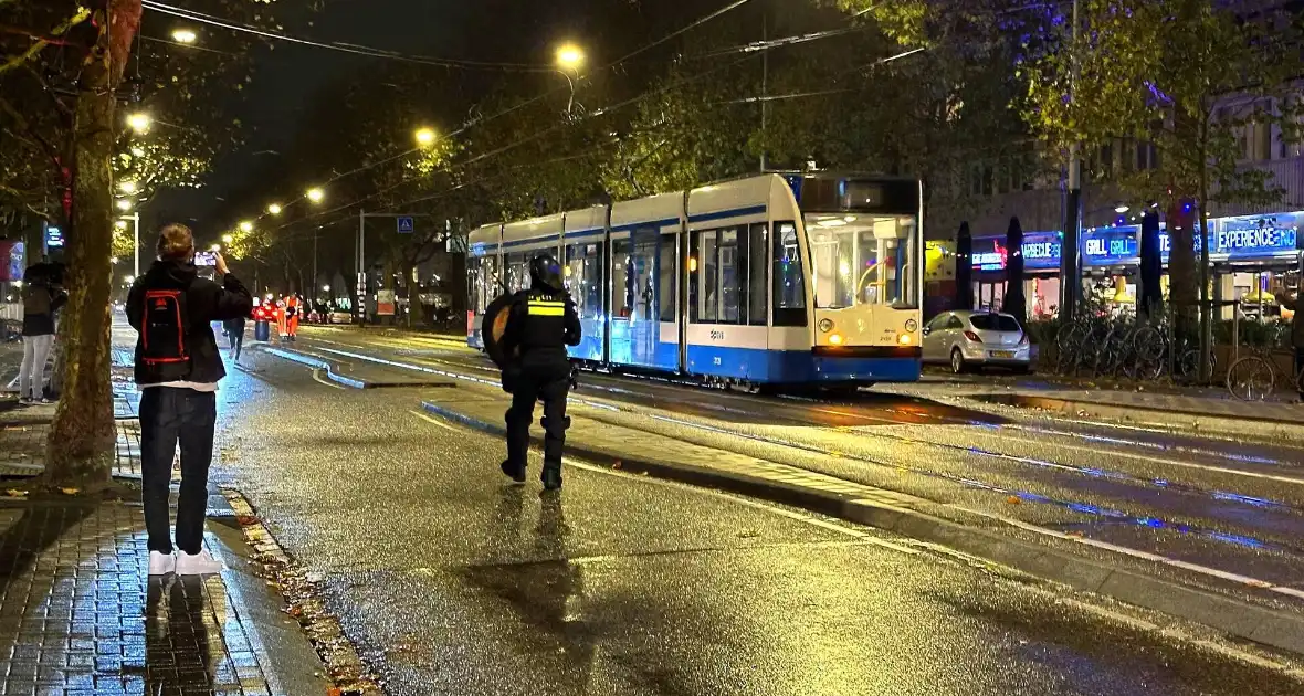 Tram in brand gestoken bij rellen - Foto 7