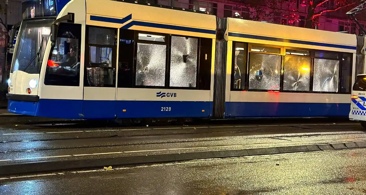 Tram in brand gestoken bij rellen - Foto 8