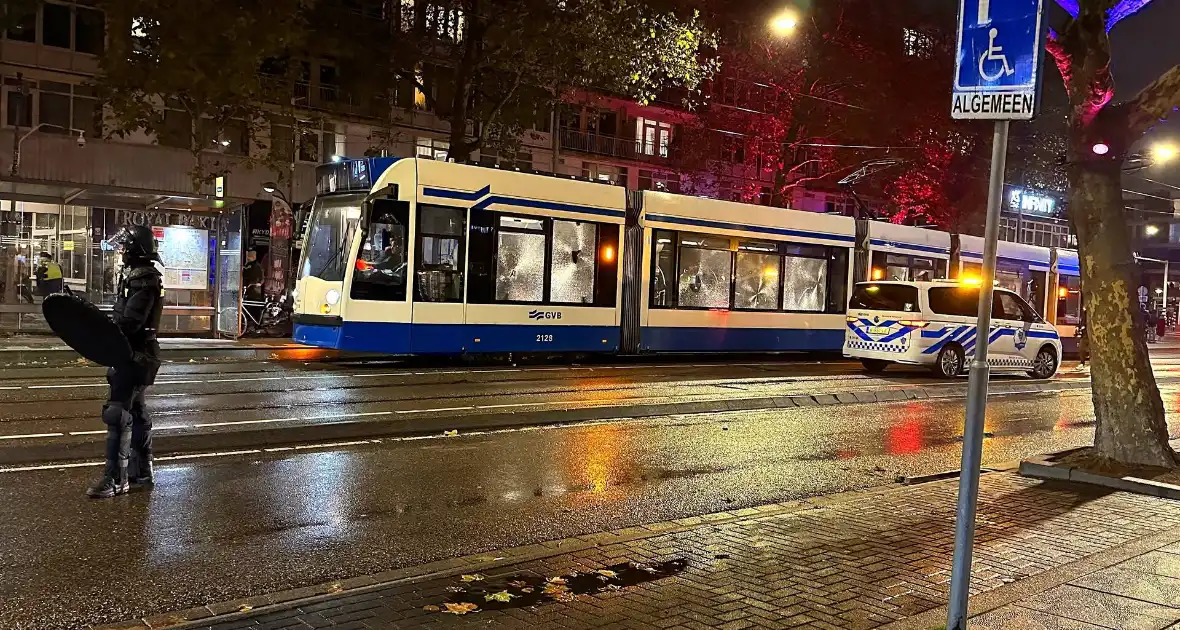 Tram in brand gestoken bij rellen - Foto 9