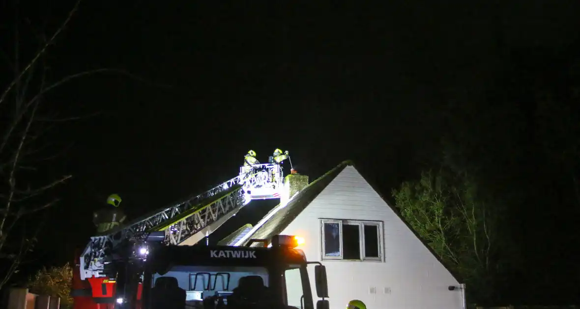 Brand in schoorsteen van woning op bungalowpark - Foto 1