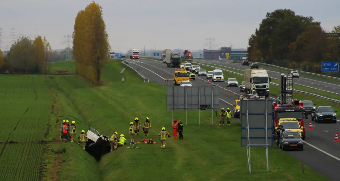 Automobiliste uit auto gehaald na crash vanaf snelweg