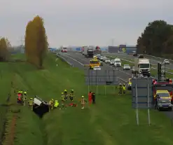 Automobiliste uit auto gehaald na crash vanaf snelweg