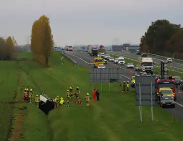 Automobiliste uit auto gehaald na crash vanaf snelweg