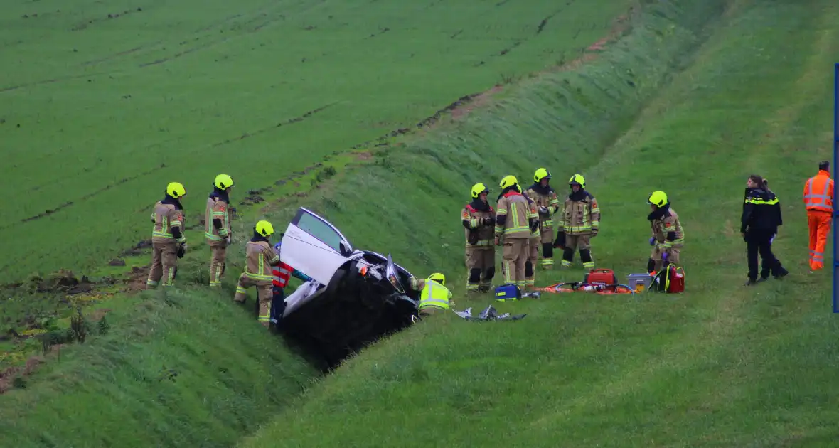 Automobiliste uit auto gehaald na crash vanaf snelweg - Foto 10