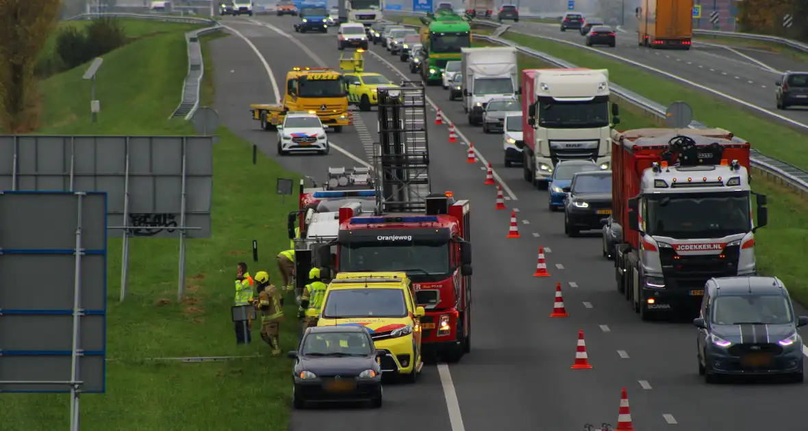 Automobiliste uit auto gehaald na crash vanaf snelweg - Foto 11