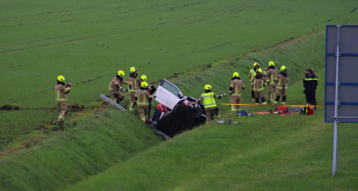 Automobiliste uit auto gehaald na crash vanaf snelweg - Foto 12