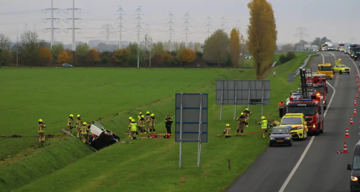 Automobiliste uit auto gehaald na crash vanaf snelweg - Foto 13