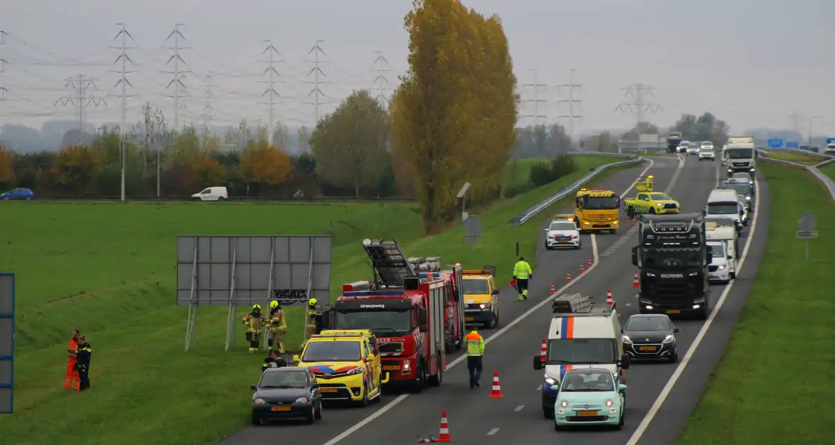 Automobiliste uit auto gehaald na crash vanaf snelweg - Foto 2