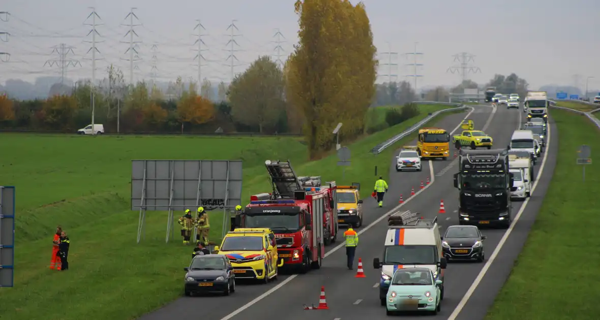 Automobiliste uit auto gehaald na crash vanaf snelweg - Foto 3