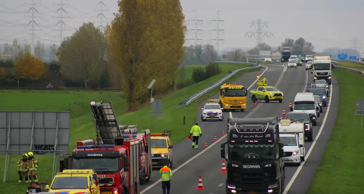 Automobiliste uit auto gehaald na crash vanaf snelweg - Foto 4