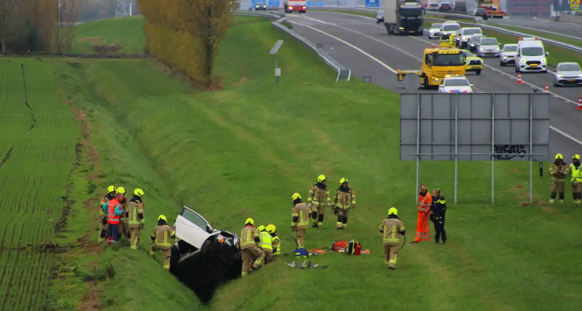 Automobiliste uit auto gehaald na crash vanaf snelweg - Foto 5